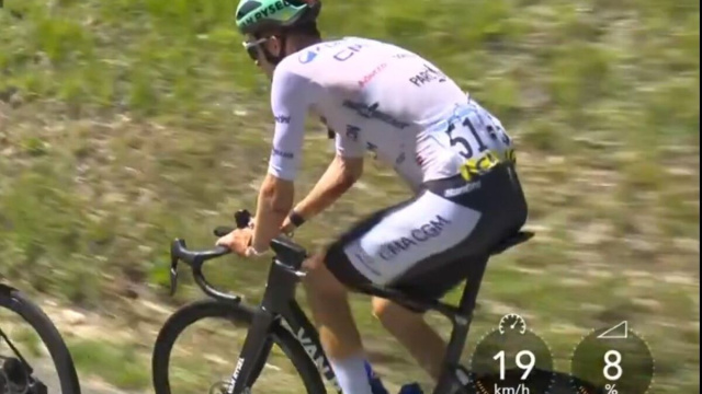 Paul Seixas all'inseguimento dopo la caduta - &copy; Screenshot Eurosport