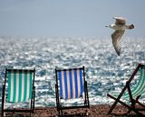 tre sdraio sulla spiaggia di fronte al mare &copy; Pixabay