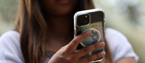 Starmer annuncia il divieto di social media per gli under 16 nel Regno Unito