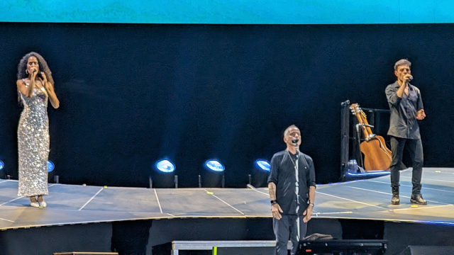 Eros Ramazzotti ieri durante il live allo stadio Maradona