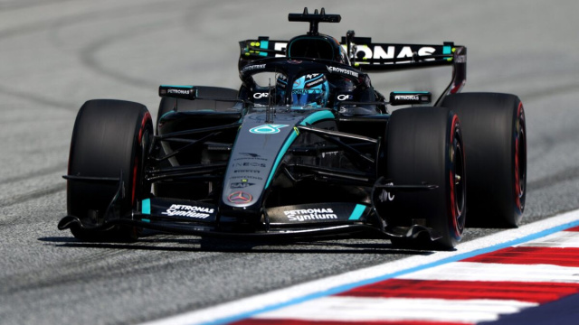 Pole Russell, dietro le due Ferrari