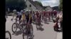 Ciclismo: donna in scooter per disabili entra in strada e causa un incidente (Video)