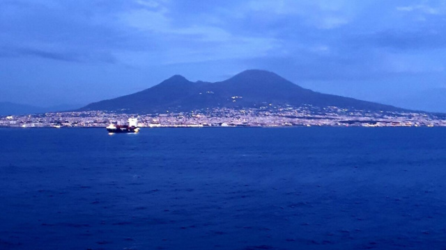 Il Vesuvio visto dal mare - Creative Commons.