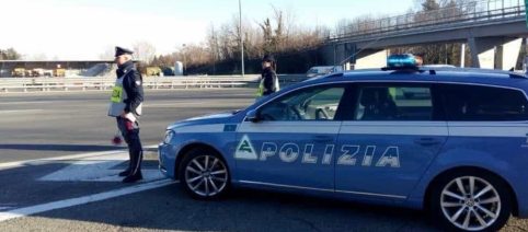 Bambina dimenticata in autogrill sulla A2: soccorsa dalla Polstrada