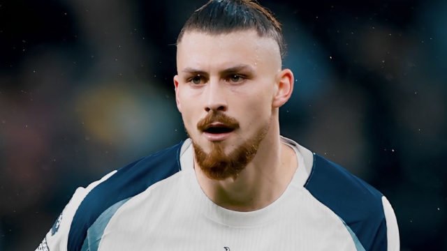 R. Dragusin con la maglia del Tottenham profilo Instagram @radudragusin3
