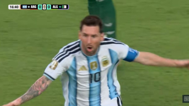 Leo Messi esulta dopo il gol dell'1-0 contro l'Algeria.