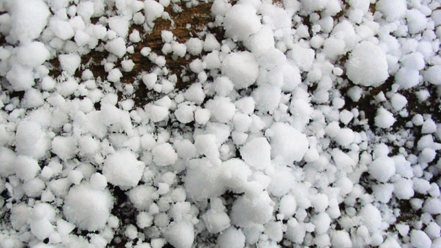 Palle di grandine - wikimedia commons.