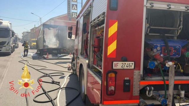 Incendio sulla Statale 106 - &copy; Vigili del Fuoco