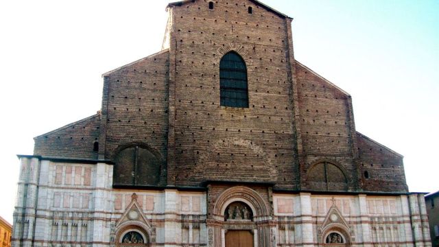 La facciata incompiuta di San Petronio.