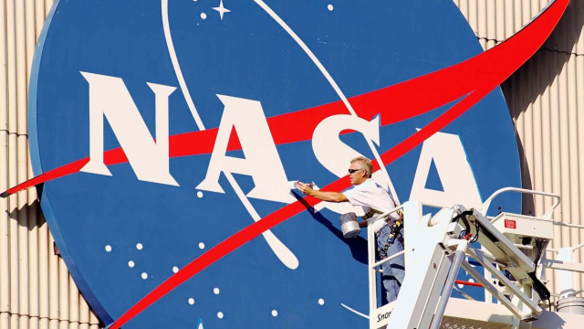Uomo dipinge il logo della NASA - sito ufficiale NASA.