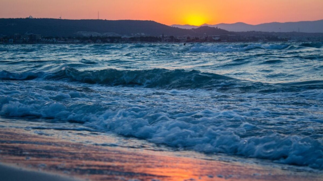 vista sul mare con alte onde al tramonto&copy; Pixabay