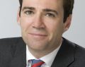Burnham vince a Makerfield: torna in Parlamento e sfida Starmer per la guida Labour