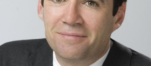 Burnham vince a Makerfield: torna in Parlamento e sfida Starmer per la guida Labour