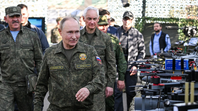 Putin osserva in mimetica le esercitazioni militari. Papa: "La ... &copy; Creative Commons