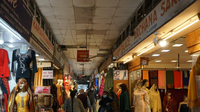 A store filled with lots of mannequins and dresses foto &ndash; Immagine ... &copy; Creative Commons