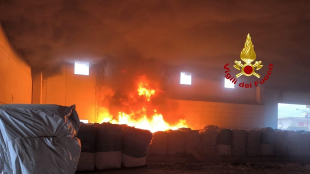 Maxi incendio nella zona industriale, notte di paura: fiamme e ... &copy; Creative Commons