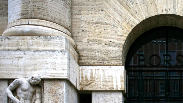 File:Borsa di Milano Ingresso del Palazzo Mezzanotte.jpg - Wikipedia &copy; Creative Commons