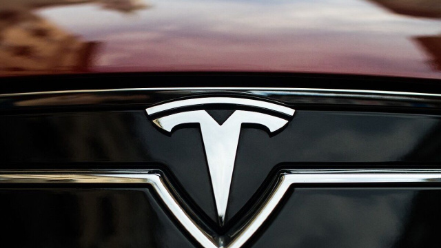 Il logo della Tesla su una delle auto (Wikimedia COmmons).