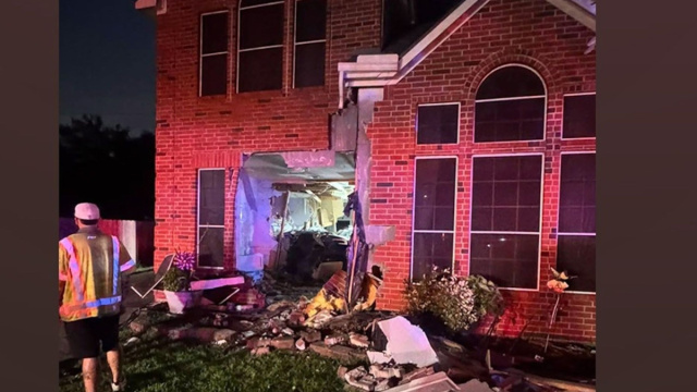 Tesla allegedly in driver-assist mode crashes into Texas house ... &copy; Creative Commons