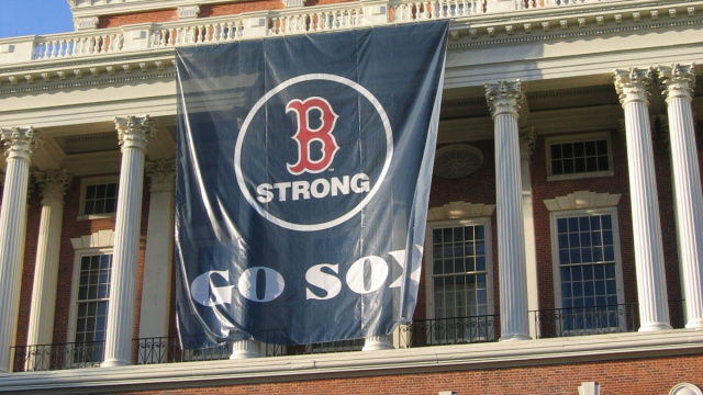La Massachusetts State House con il logo B Strong