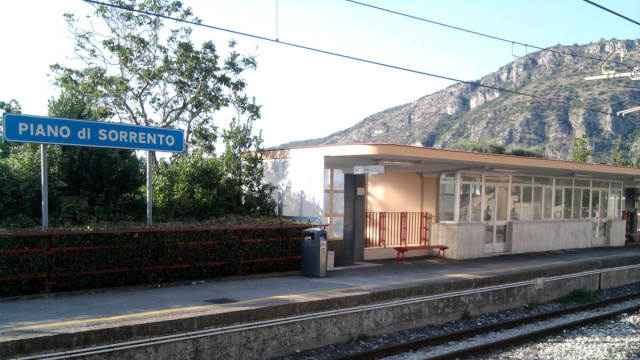 Stazione di Piano di Sorrento - Wikipedia &copy; Creative Commons