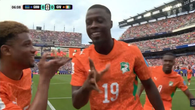 Pepe festeggia l'1-0 (Screenshot DAZN).
