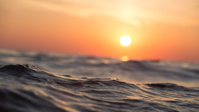Sole che tramonta nel mare: foto da Pixabay