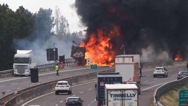 A14, incendio a Bologna Borgo Panigale: camion a fuoco come nel ... &copy; Creative Commons