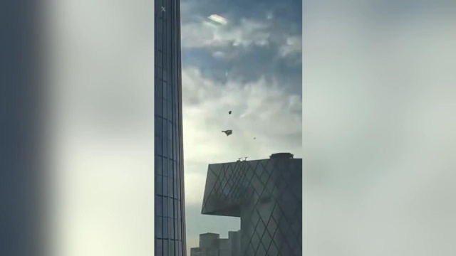 Pechino choc, un aereo contro il grattacielo pi&ugrave; alto: il video &copy; Creative Commons