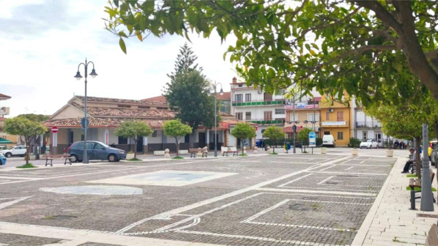 Piazza del Popolo a Isola di Capo Rizzuto - &copy; Francesco Trabassi