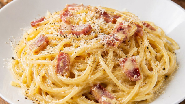 Un cremoso piatto di pasta alla carbonara preparato secondo la ricetta tradizionale romana.