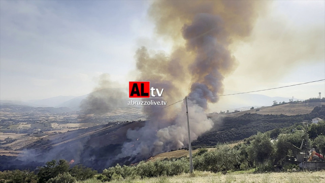 Domenica di fuoco. Incendio a Montesilvano, chiusa la tangenziale &copy; Creative Commons