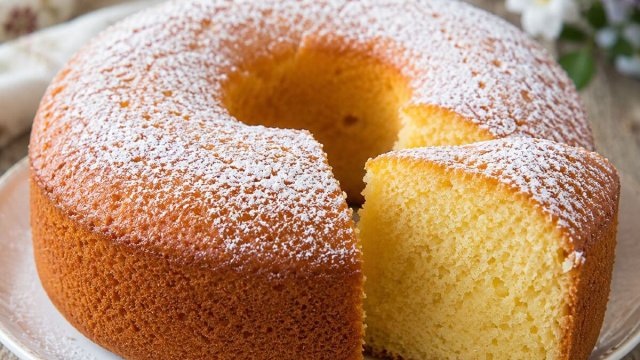 Il classico ciambellone della nonna alto, soffice e spolverato con zucchero a velo.