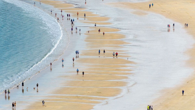 Persone in spiaggia al mare &copy; Pixabay