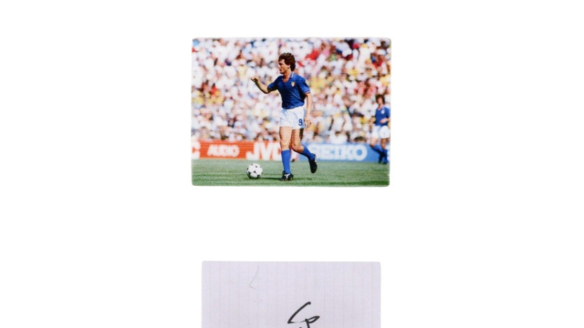 Display - Autografato da Giancarlo Antognoni - CharityStars &copy; Creative Commons