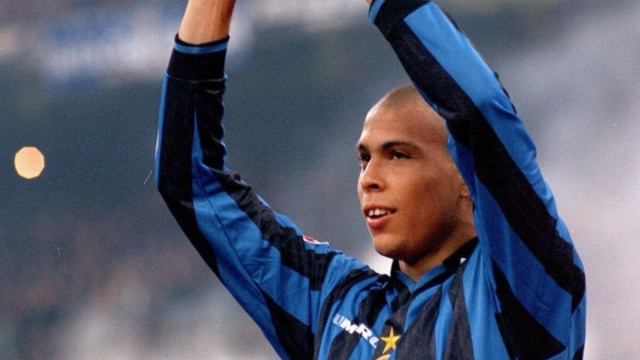 Ronaldo solleva il pallone d'oro.