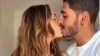 Helena e Javier inseparabili: mani intrecciate e sorrisi nelle foto in vacanza con amici