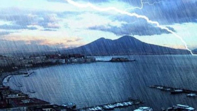 Temporale a Napoli (Pinterest).