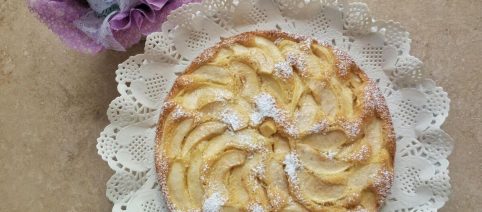 La ricetta della torta di mele classica alta e profumata e squisita