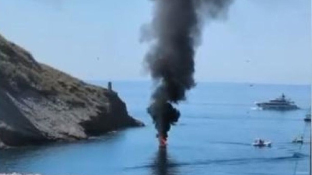 La barca in fiamme nel mare di Procida.