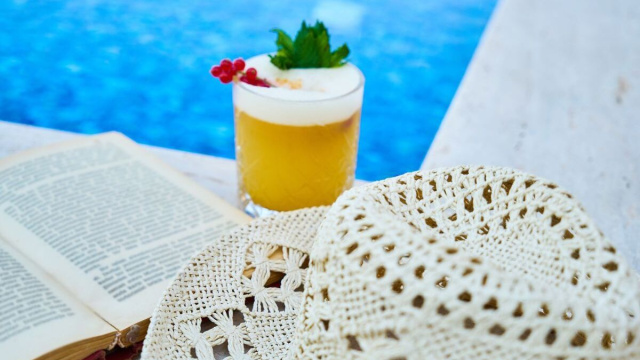 Succo di frutta a bordo piscina-i - &copy; Pexels