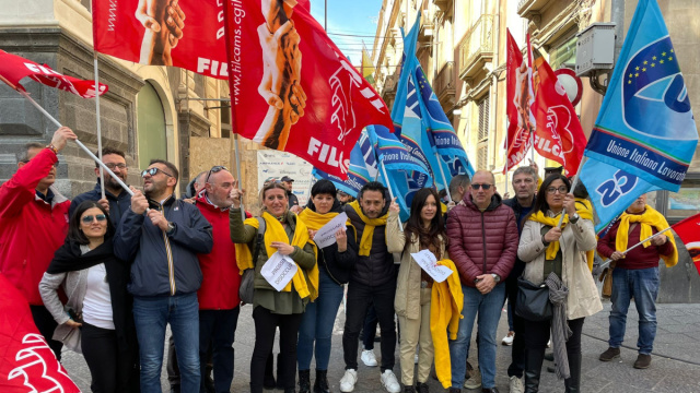 Catania, sit in e sciopero di fronte alla Prefettura dei 35 ... &copy; Creative Commons