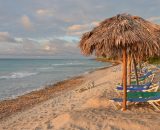 Spiaggia cubana con sdraio e ombrelloni &copy; Pixabay.