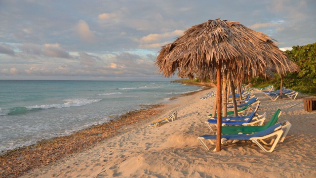 Spiaggia cubana con sdraio e ombrelloni &copy; Pixabay.
