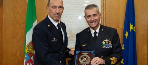 Famiglia con tre bambini salvata a Procida da barca che imbarcava acqua