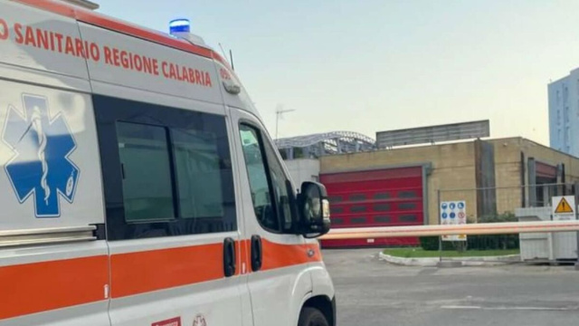 Crotone, ambulanza all'Ospedale - &copy; Francesco Trabassi