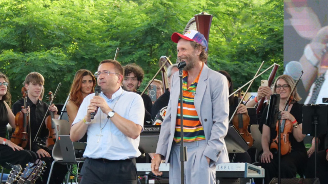 Mons. Migliavacca e Jovanotti al YouTopic Fest - ToscanaOggi &copy; Creative Commons