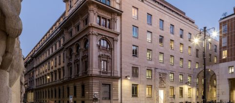 Piazza Affari sale con le banche: Ftse Mib oltre 50mila punti