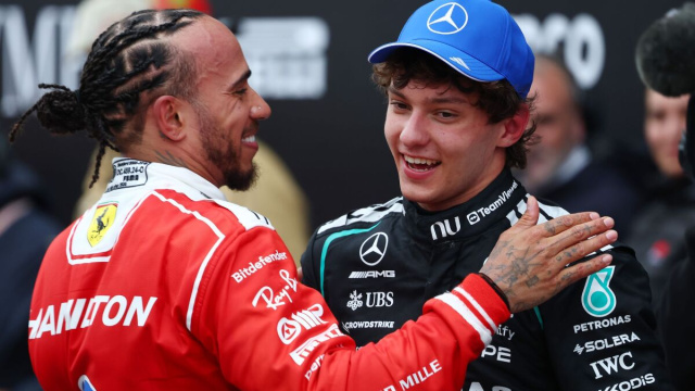 Lewis Hamilton si congratula con Kimi Antonelli a fine gara a Monacol