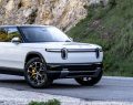 Rivian avvia le consegne del SUV R2: via all'espansione nel mercato di massa